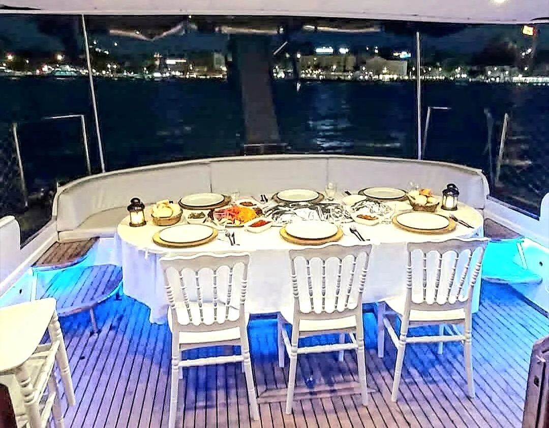Teknede Şirket Yemeği